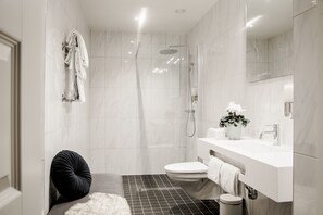 Phòng Suite Junior | Phòng tắm | Buồng tắm vòi sen, máy sấy tóc, khăn tắm 