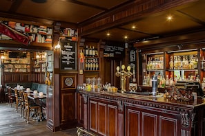 Bar (trong khuôn viên)
