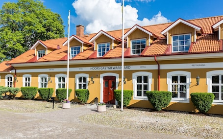 Front of property. Höörs Gästgifwaregård