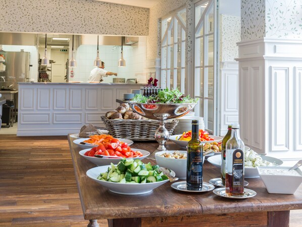 Lunch and dinner served, international cuisine