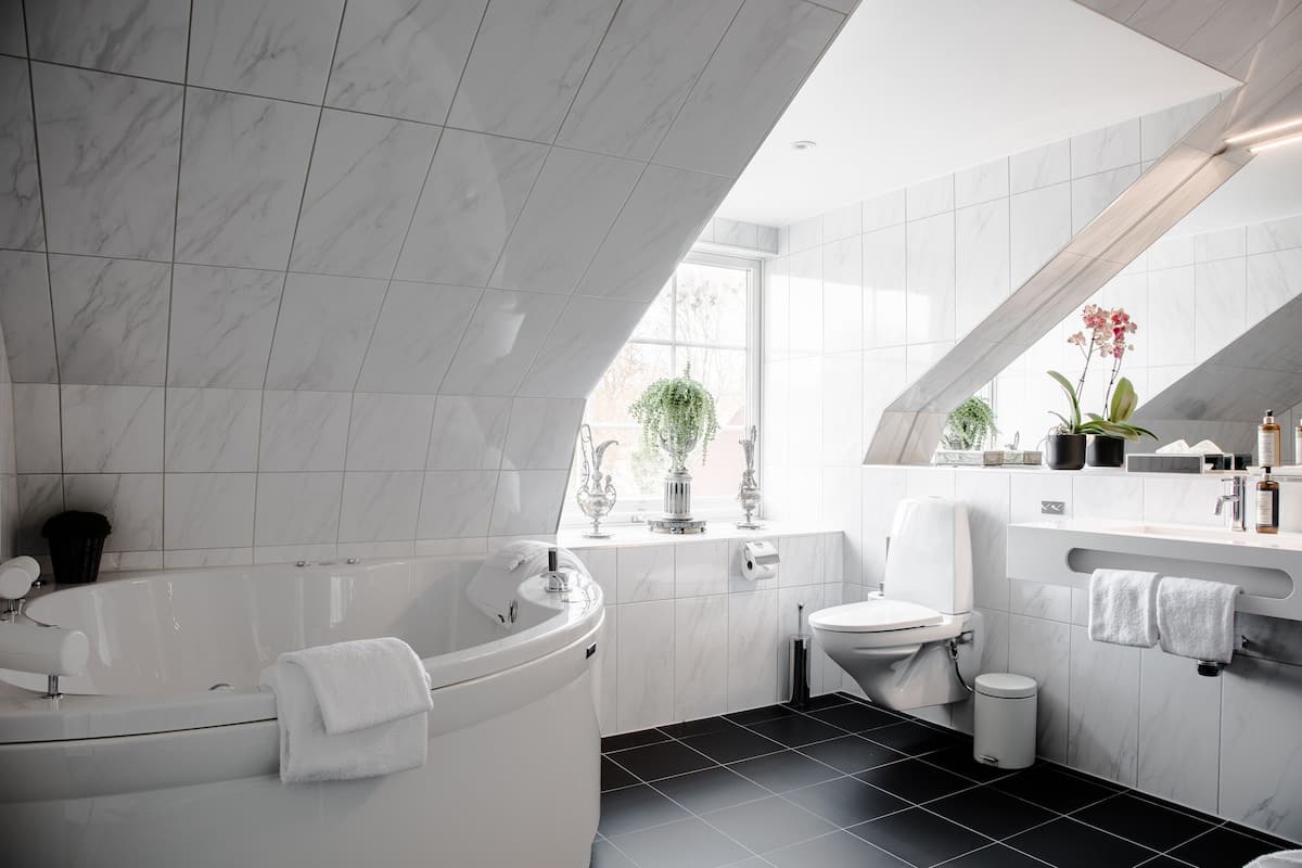 royal suite | bathroom | shower, hair dryer, towels