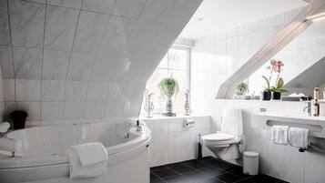 Royal Suite | Bathroom | Shower, hair dryer, towels