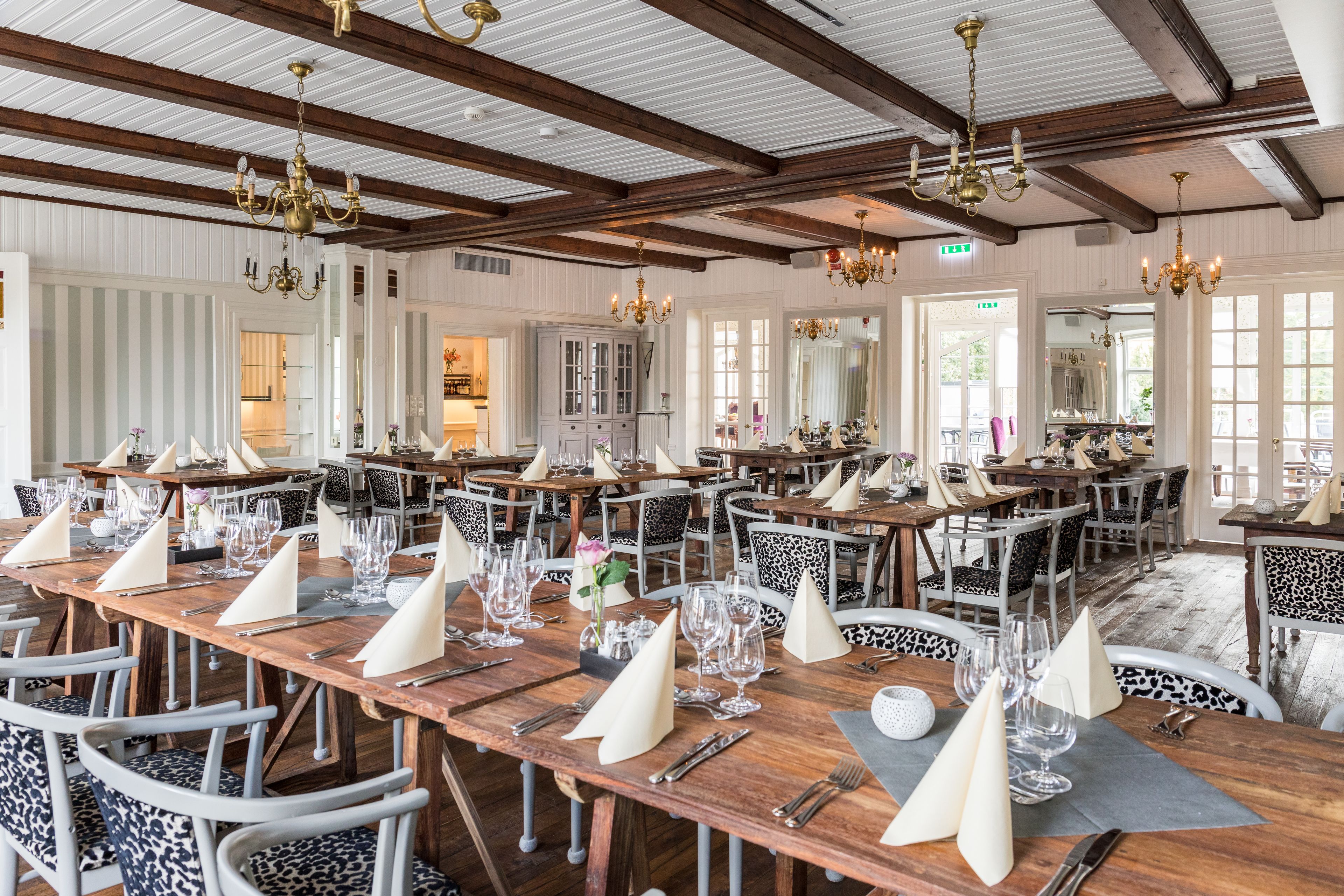 lunch and dinner served, international cuisine