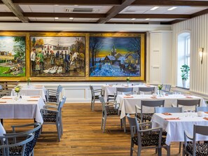 Lunch and dinner served, international cuisine