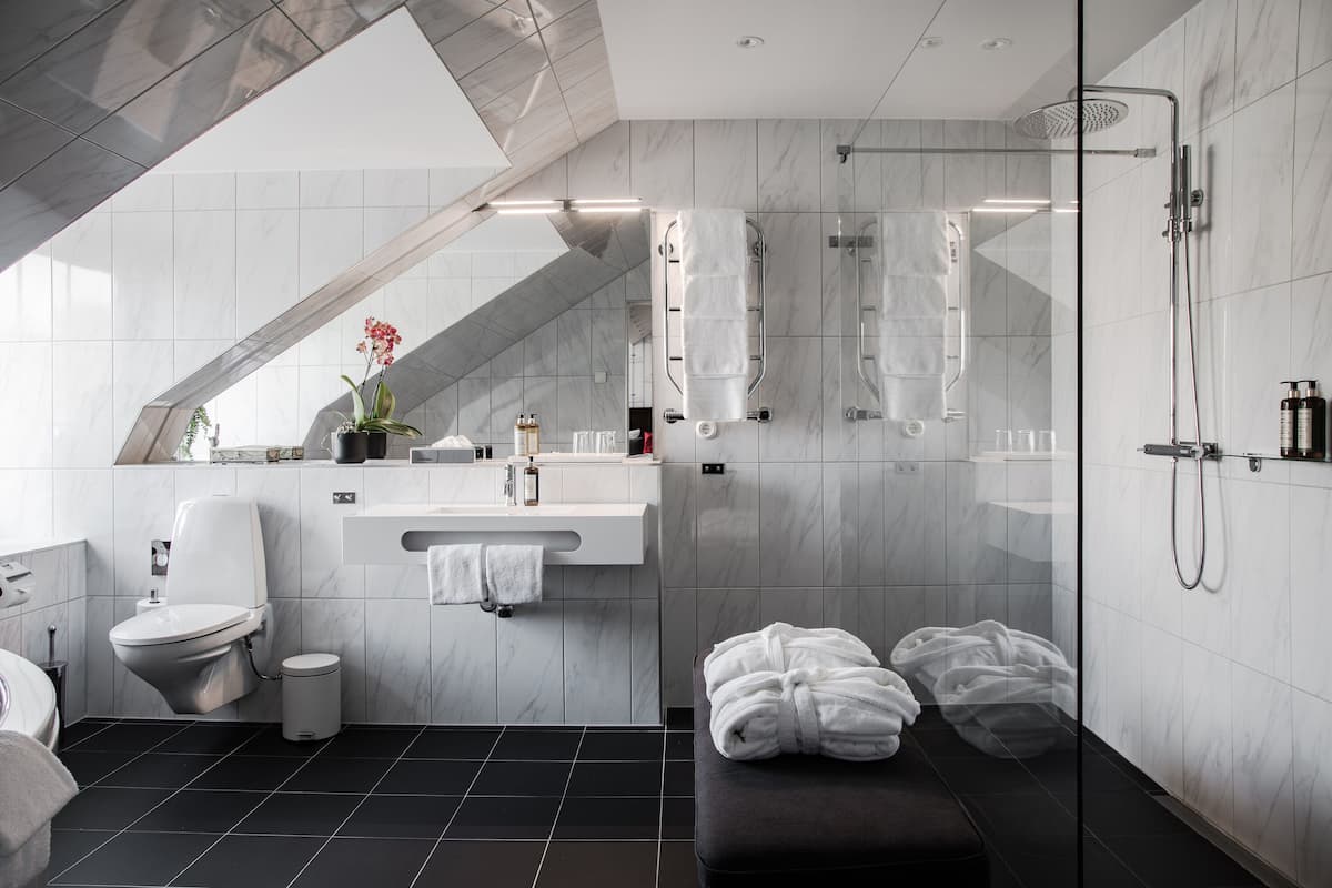 royal suite | bathroom | shower, hair dryer, towels