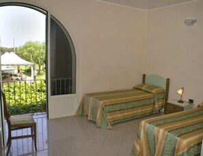 Doppelzimmer | Schreibtisch, Babybetten, kostenloses WLAN