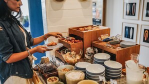 Un bufé de desayuno con diversas opciones de comida y platos.