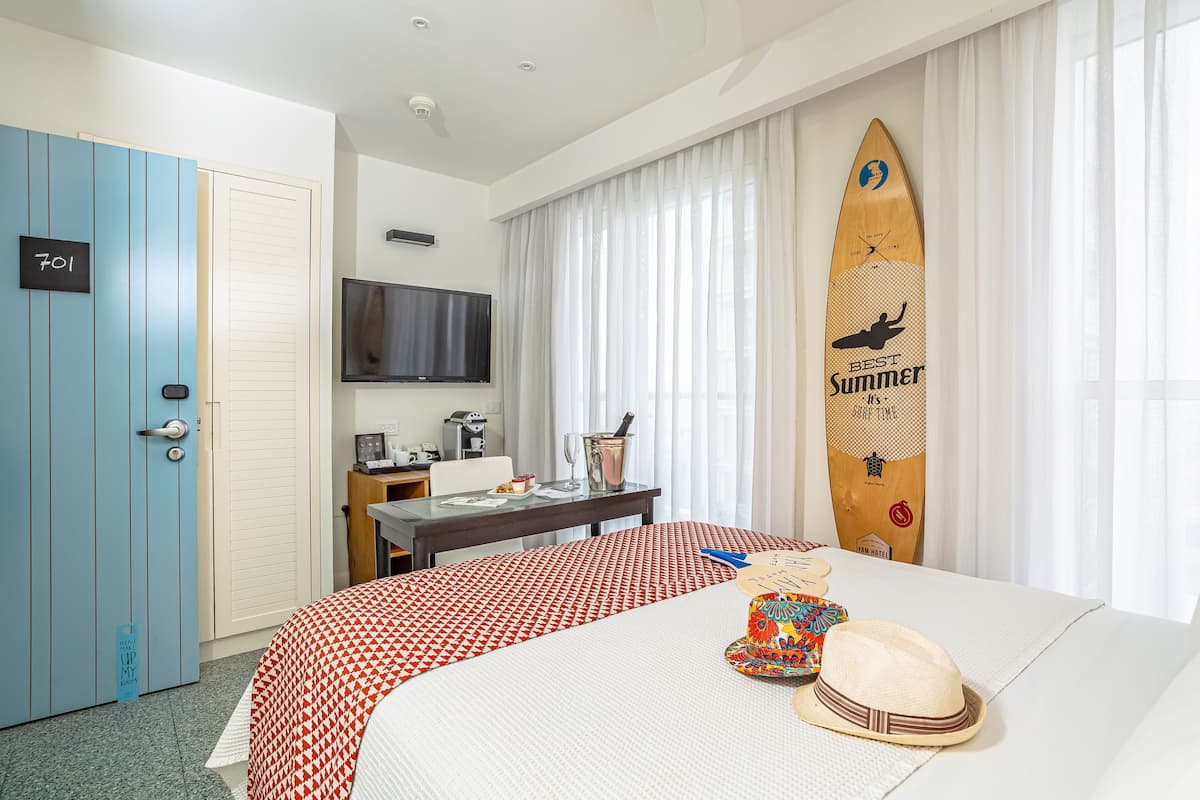 classic room, balcony | 1 bedroom, in-room safe, desk, blackout curtains