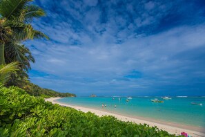 On the beach, white sand, sun-loungers, beach umbrellas - Pied Dans L’eau Holiday Apartments (Mahé Island)