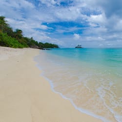 Sulla spiaggia, sabbia bianca, lettini da mare, ombrelloni