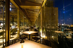 Se sirven cenas y cocina de Medio Oriente