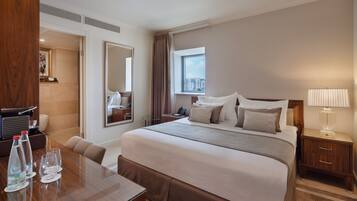 Minibar, safe på rommet, skrivebord og blendingsgardiner