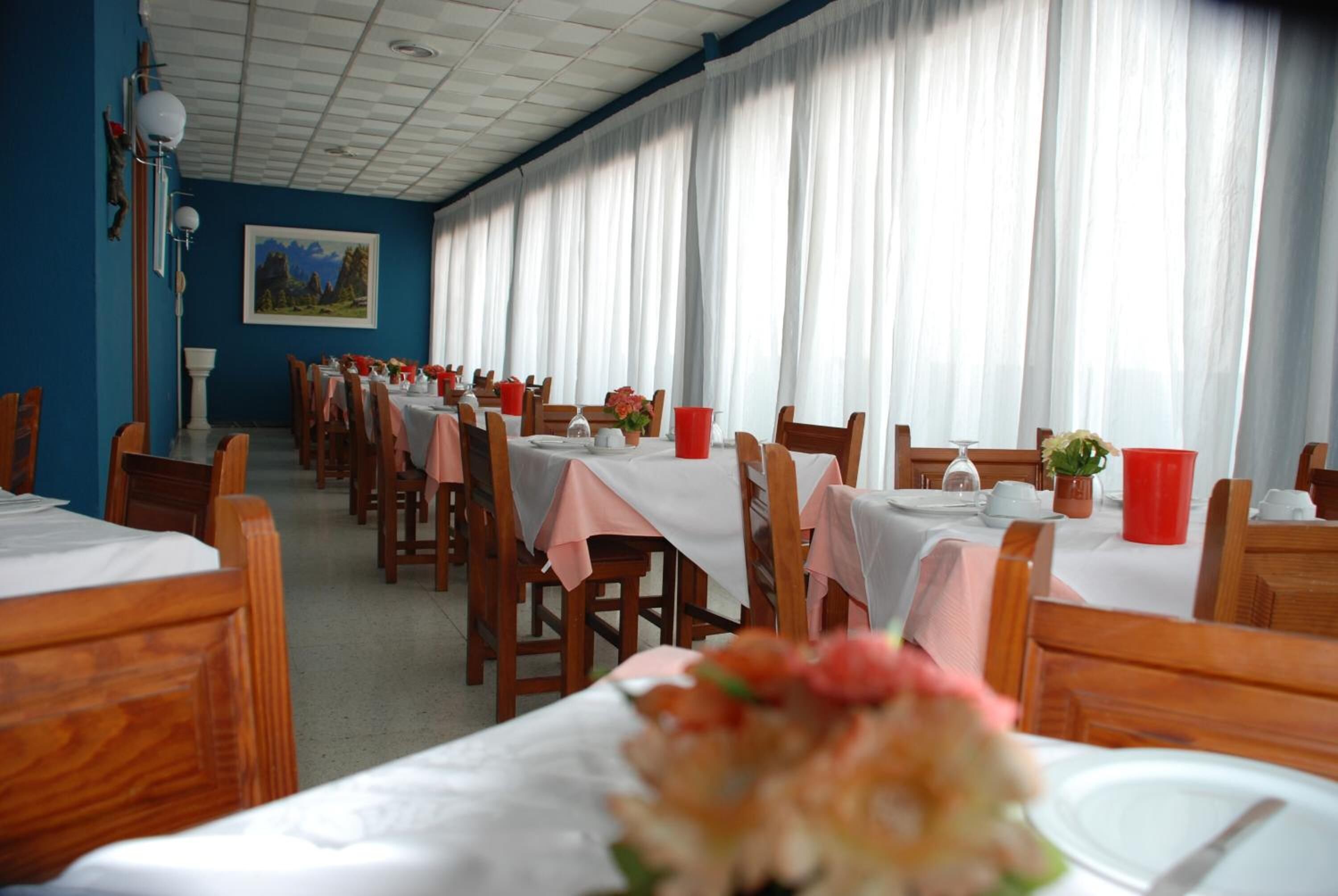 Tägliches kontinentales Frühstück (5 EUR pro Person)