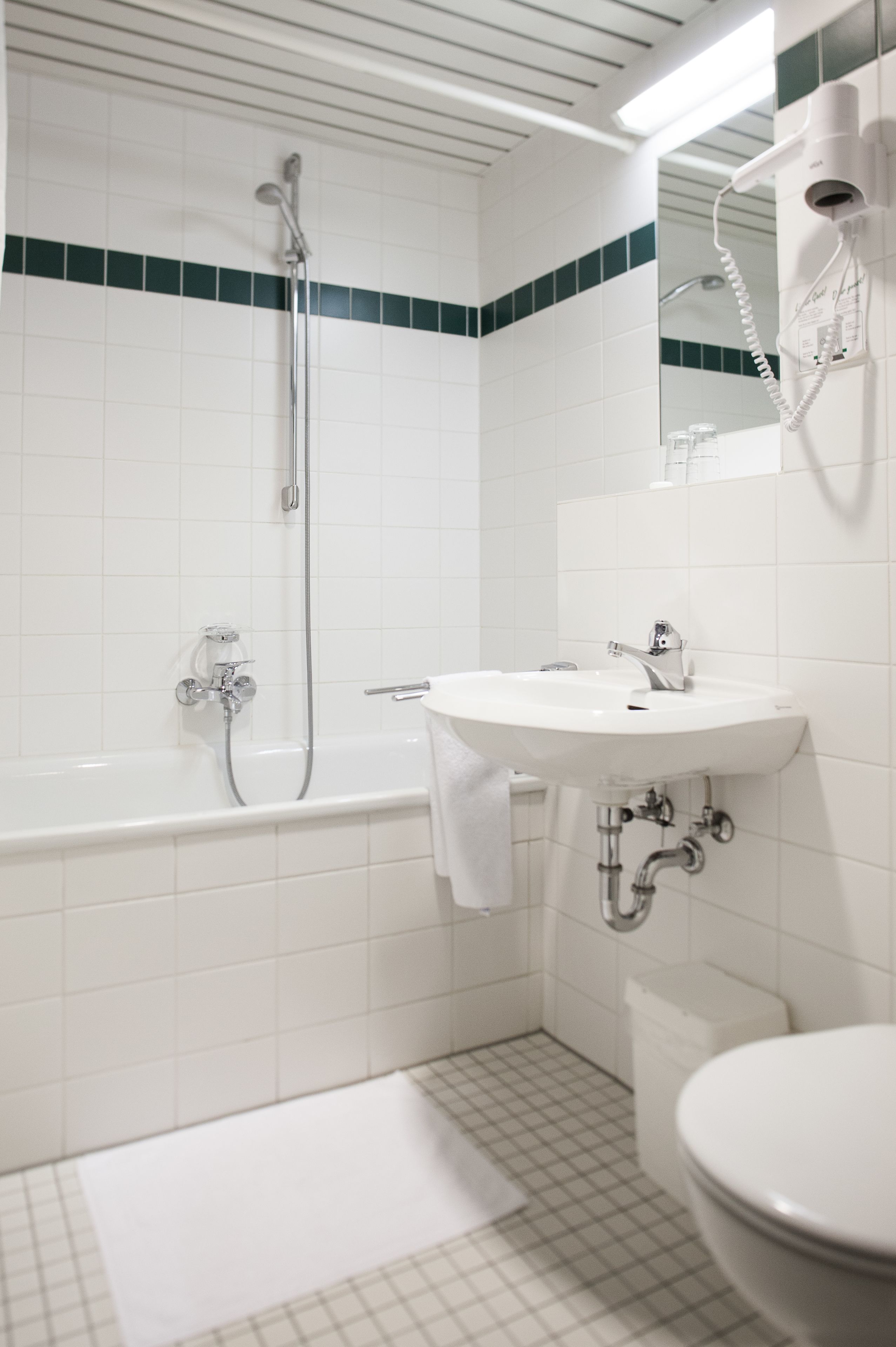 standard double room | bathroom | free toiletries, hair dryer, towels