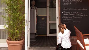 A restaurant entrance with a sign reading "Küle Büdérich". - Hotel zum Deutschen Eck (Meerbusch)