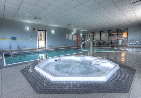 Una piscina techada. Holiday Inn Express & Suites Toronto Airport West by IHG