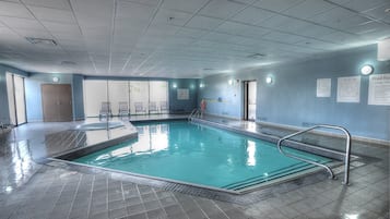 من حمّامات السباحة المغطاة