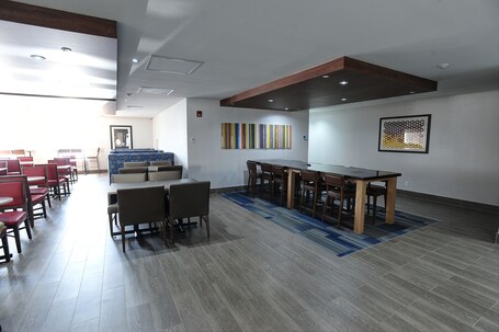 Holiday Inn Express Suites Toronto Airport West, an IHG Hotel - Image 15