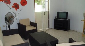 Basic-Apartment, 2 Schlafzimmer | Wohnbereich | 50-cm-Smart-TV mit Kabelempfang