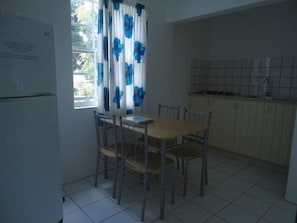 Apartamento básico, 1 quarto | Opções para refeição no quarto