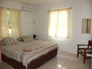 Caja de seguridad en la habitación y tabla de planchar con plancha