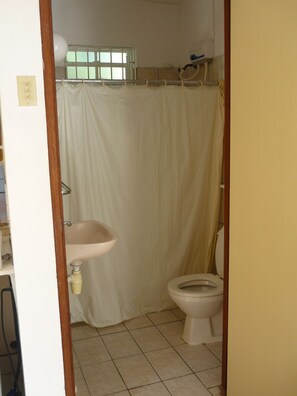 Basic Studio | Bathroom