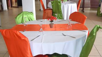 Breakfast, lunch, dinner served; African cuisine