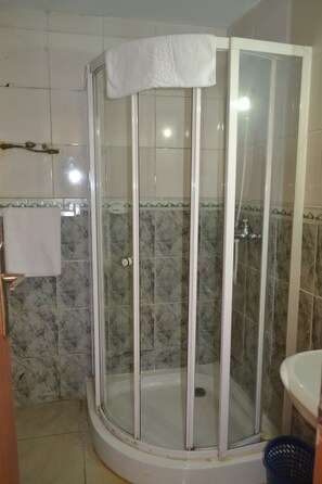 Superior Double Room | Bathroom | Shower, rainfall showerhead, towels