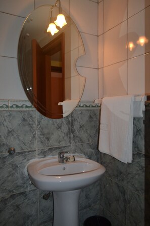 Juniorsvit | Badrum | Dusch, regndusch och handdukar