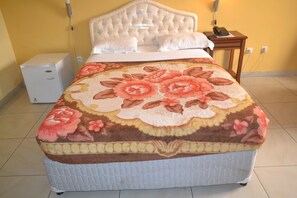 Skrivbord, mörkläggningsgardiner, gratis wi-fi och sängkläder