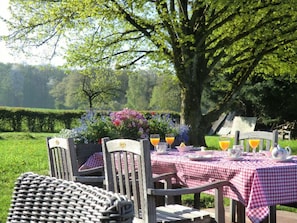 Outdoor dining - B&B Au Coeur de Villers (Villers-Sainte-Gertrude)