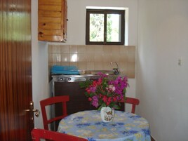 Apartamento, 2 habitaciones, vistas al mar | Servicio de comidas en la habitación