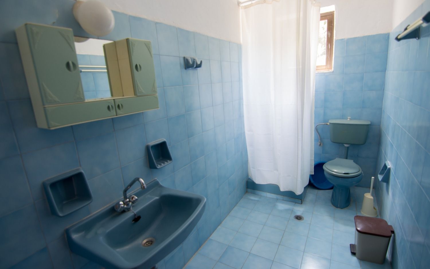 Studio | Bathroom | Shower, hair dryer, towels, toilet paper