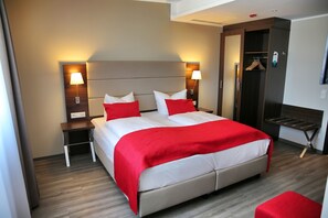 Hypo-allergenic bedding, minibar, in-room safe, desk