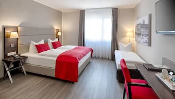 ملاءات للفراش لا تسبب الحساسية وميني بار وخزنة داخل الغرفة ومكتب