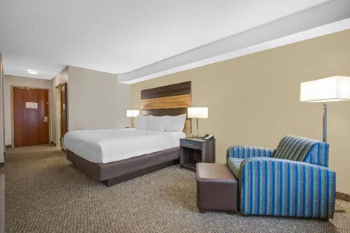 Pengeskab på værelset, skrivebord, strygejern/strygebræt