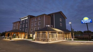 A Days Inn & Suites hotel with multiple buildings, a covered entrance, and a parking lot. - Days Inn & Suites by Wyndham Lindsay (Kawartha Lakes)