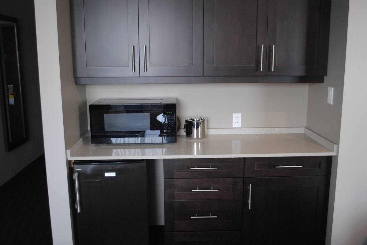 suite, 1 king bed, non smoking | private kitchenette | fridge, microwave, coffee/tea maker