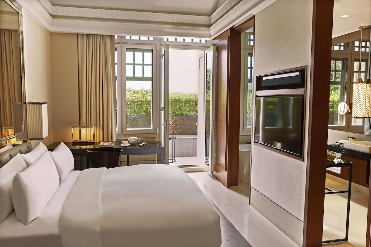 Deluxe Room, 1 King Bed, Terrace | Frette Italian sheets, premium bedding, down comforters