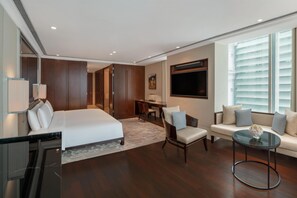 A hotel room with a bed, a desk, a sofa, and a TV. - The Capitol Kempinski Hotel Singapore (Singapore)