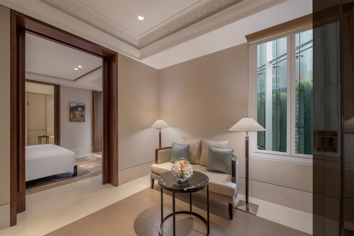Capitol Suite King Bed | Frette Italian sheets, premium bedding, down comforters