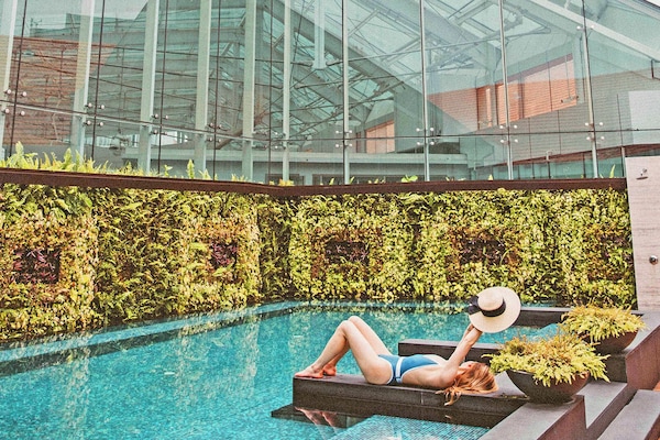 Utendørsbasseng og solsenger