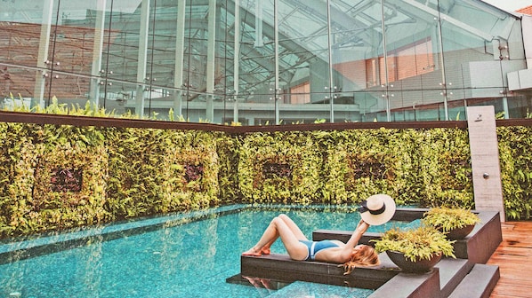 Piscina a l'aire lliure i gandules