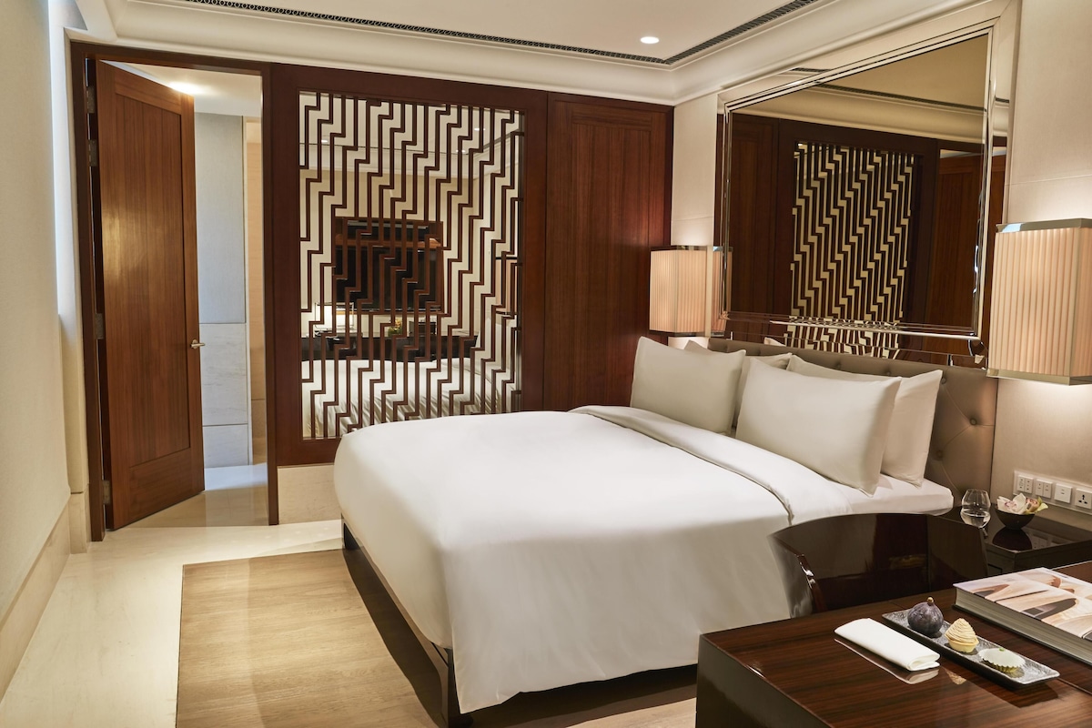 Classic Room, 1 King Bed | Frette Italian sheets, premium bedding, down comforters