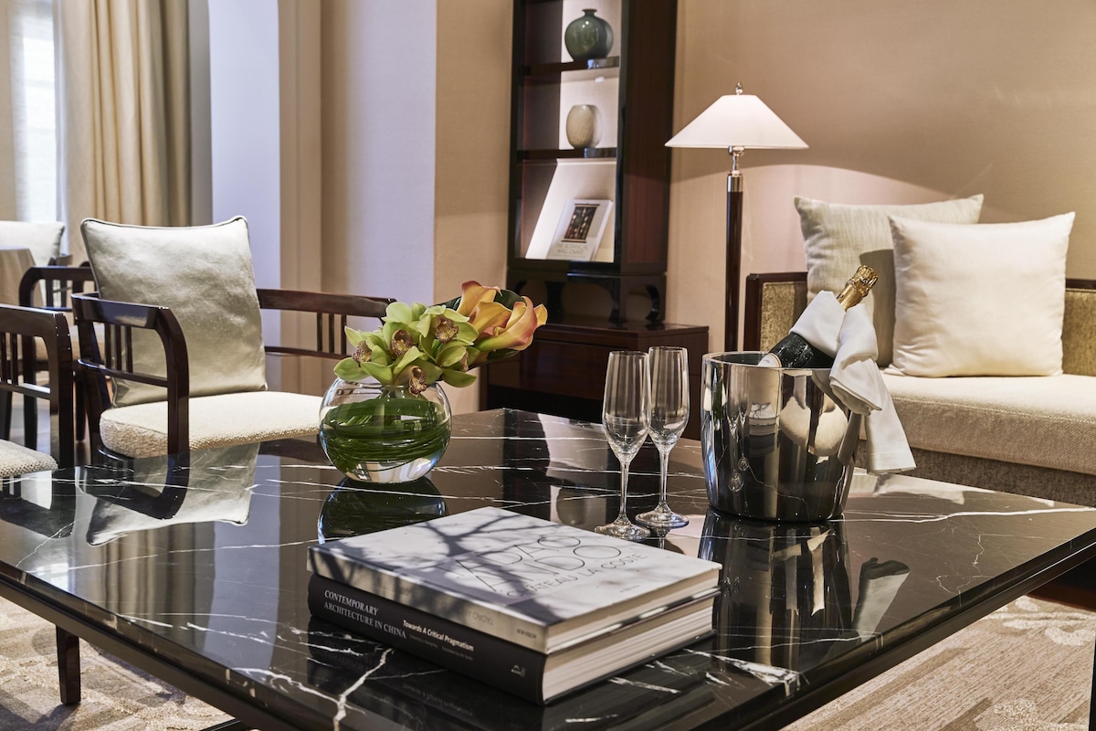 Suite (Heritage) | Frette Italian sheets, premium bedding, down comforters