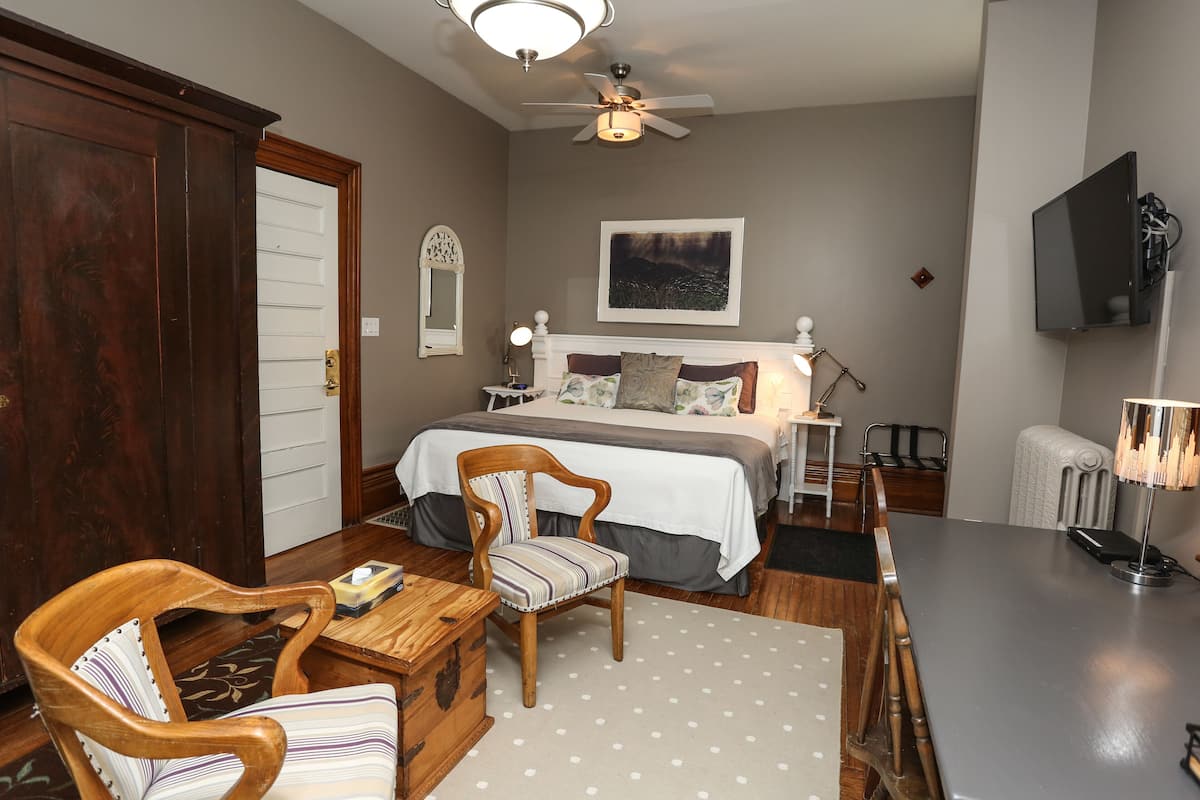 Superior Studio Suite, 1 King Bed (En Suite, Private Entrance) | Premium bedding, pillow-top beds, blackout curtains, iron/ironing board