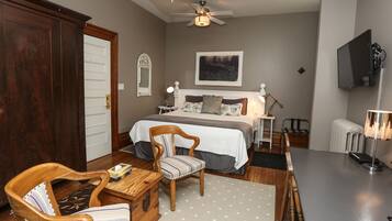 Superior Studio Suite, 1 King Bed (En Suite, Private Entrance) | Premium bedding, pillowtop beds, blackout drapes, iron/ironing board