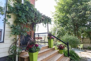 Porch - Danby House (Grey Highlands)