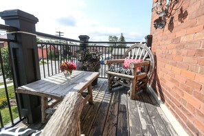 高级套房, 多张床 (Private Bathroom) | 阳台景观