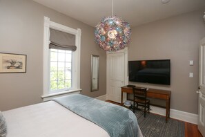 Deluxe Room, 1 Queen Bed (En Suite) | Room amenity - Danby House (Grey Highlands)